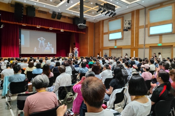今（2026）年7月，「50+學院」舉辦「50+沈邑穎中醫自我照顧課—2026升級版」，「50+學院」第3度邀請中醫師沈邑穎開設中醫自我照顧課程，學員專心聆聽，其中不少人是舊生。（圖片來源：50+學院）