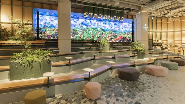 星巴克典藏DREAM PLAZA台北店充滿藝術與美學意象的空間設計，為城市散步者帶來沉靜而優雅的咖啡時光。（圖片來源：星巴克官網） 