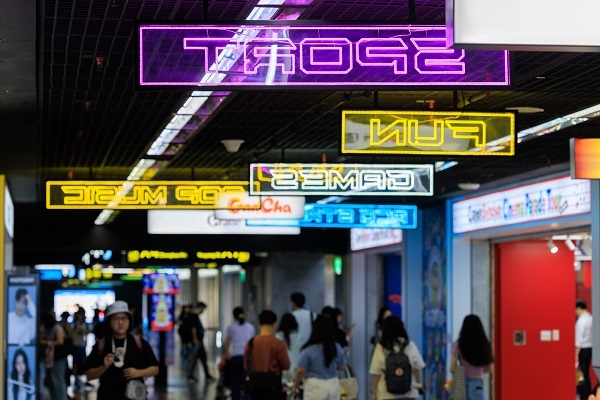 霓虹與光影交織的閃亮招牌，頓時讓整體空間變得生動而活潑。（圖片來源：葉琳喬攝） 