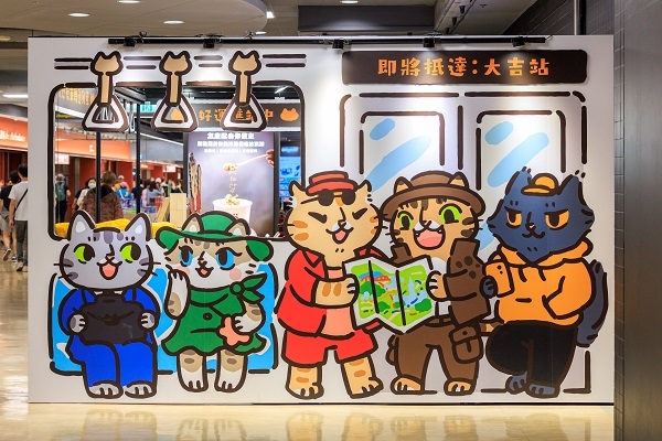 捷運商品專賣店，旁邊還有客製化悠遊卡製作機！（圖片來源：葉琳喬攝） 