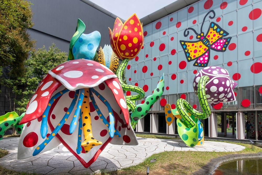 日本松本市立美術館收藏並常設展出松本市出身的世界知名藝術家草間彌生作品。（圖片來源：Shutterstock）