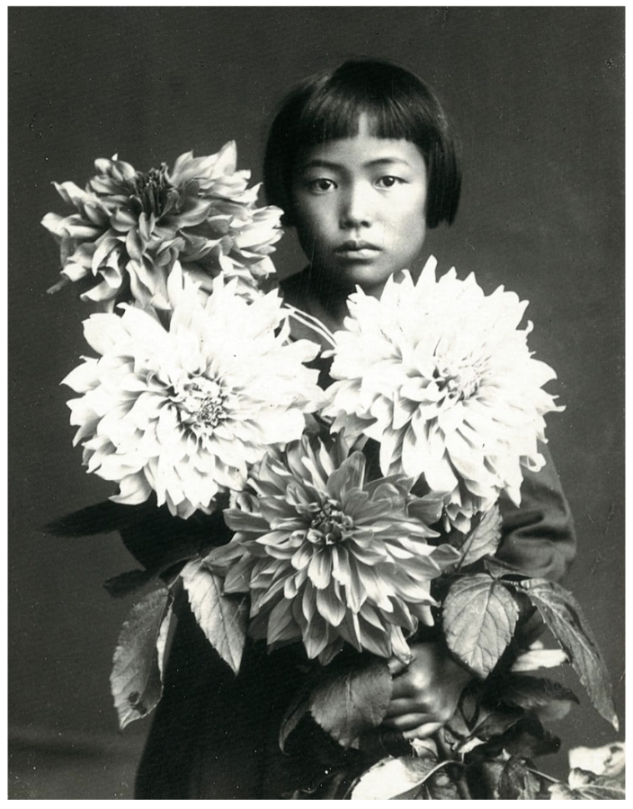 草間彌生童年並不愉快，此照片攝於10歲左右。（圖片來源：https://kusama-digital-guide.gropiusbau.de/en/）