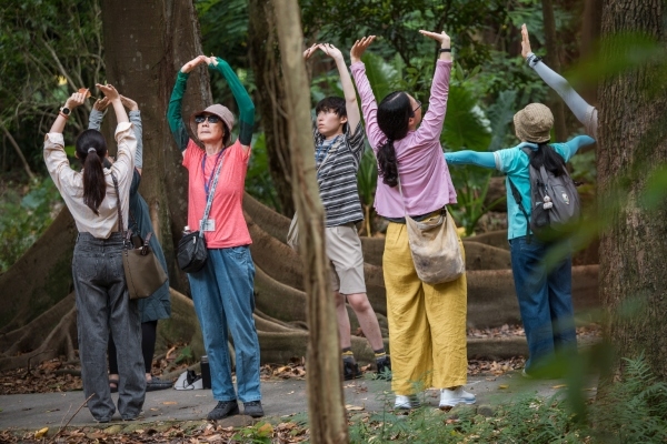 今年8月，志工帶領民眾在台北植物園張開雙臂，感受自然的美好。（圖片來源：孫百毅攝） 