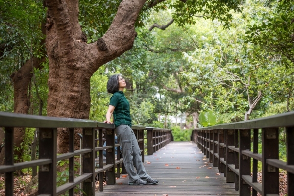 范素瑋表示，台北植物園的中央木棧道具備良好的隔音環境，能減少外界噪音干擾，適合民眾前往散步活動，藉此累積睡眠壓力。（圖片來源：孫百毅攝） 