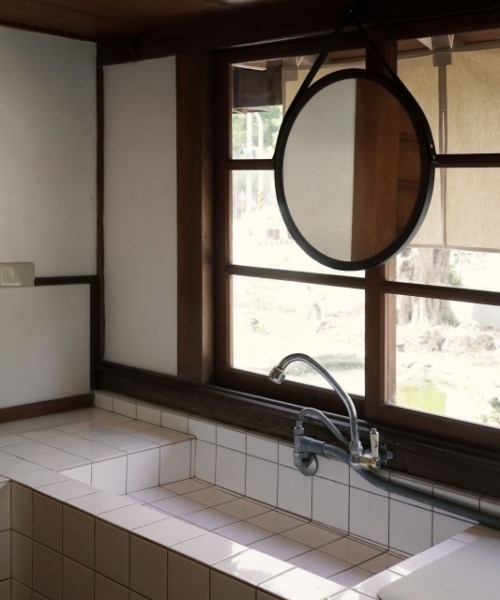 寶桑小町巧妙沿用老屋原有的盥洗台結構，形塑出兼具歷史韻味與實用機能的梳洗區域。（圖片來源：雲品國際） 