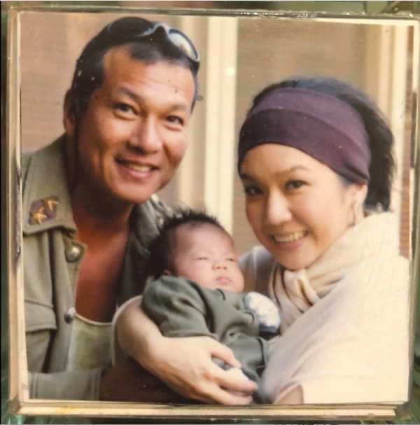 2人在粉專曬出18年前孩子滿月時的照片，大嘆「孩子長大跟我們變老是一瞬間」，但婚姻的酸甜苦辣也沒少過。（圖片來源：鋼鐵大叔愛露露FB）