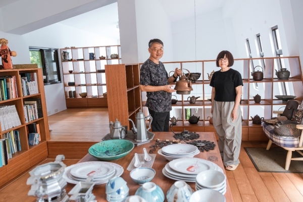 二樓展示夫婦倆的收藏。林志成說，比起要價不斐的藏品，他們更鍾情平易近人的民藝品。（圖片來源：孫百毅攝） 