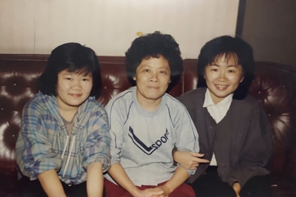 粉圓妹（左）與母親、姊姊的合照裡，3人眉眼彎彎、笑盈盈地看向鏡頭，親暱感不言而喻。（圖片來源：粉圓妹） 