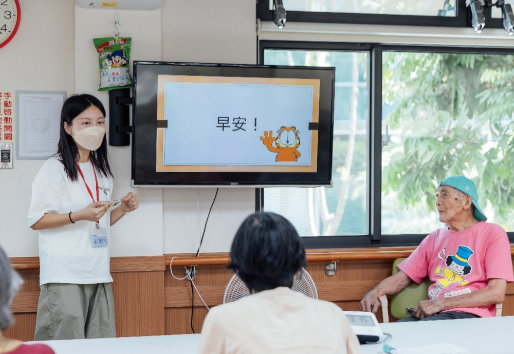 劉小姐的父親是互助喘息裡的「風雲人物」，這天，他才剛在大家面前表演了口琴和唱歌。右為劉小姐的父親，左為照服員彭小姐。（圖片來源：日常散步．李盈靜攝）