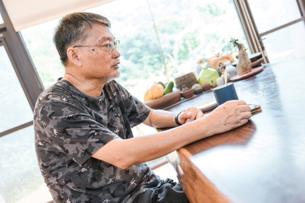 建築師林志成在新竹寶山自宅接受《50+》專訪，娓娓道出他對第三人生居住樣貌的深刻理解與思考。（圖片來源：孫百毅攝） 
