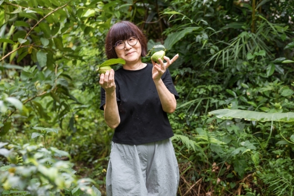 林志成與妻子王翠華在自家土地上種植果樹。堅持不施農藥的果實個頭小巧，煞是可愛。（圖片來源：孫百毅攝） 