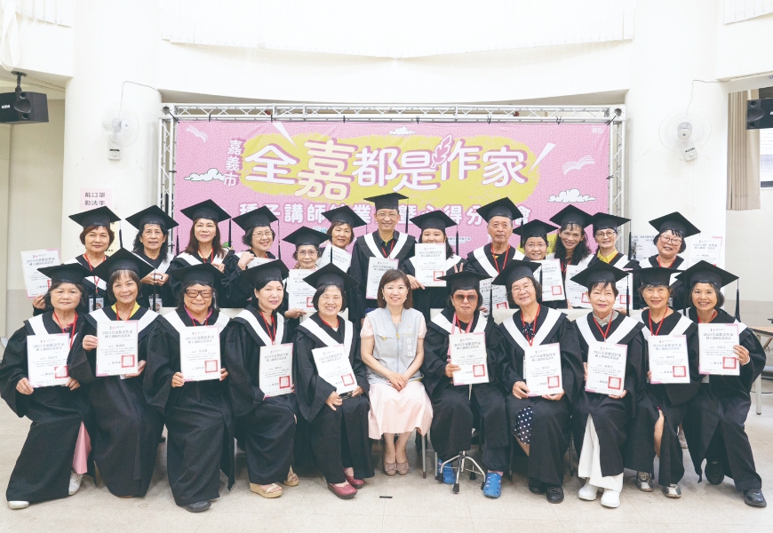 全嘉都是作家種子講師培訓結業式大合照。（圖片來源：《不只樂齡，我們很勇壯》）