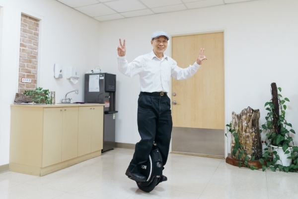 《50+》在振興醫院採訪敖曼冠當天，他從辦公室搬出獨輪車，現場騎了一小段。（圖片來源：影巷26號攝） 