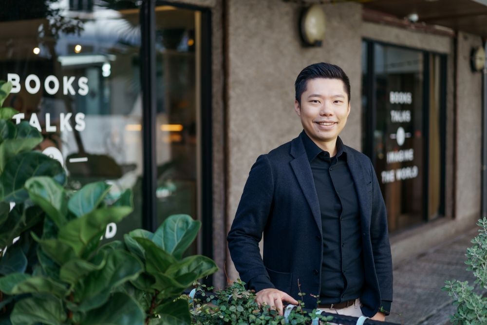 高度近視做完雷射就沒事？北榮眼科醫師周昱百：45歲起留意黃斑部病變4大警訊，在家用磁磚就能自我檢查_img_1
