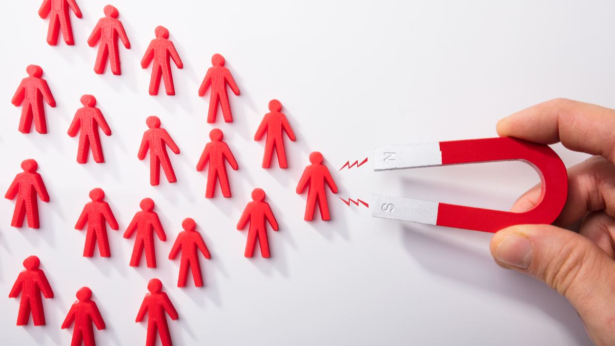 比魅力不如比影響力