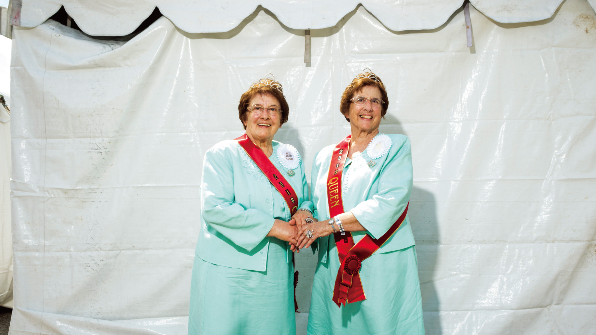 自1976年以來，美國俄亥俄特溫斯堡（Twinsburg）每年都會舉辦「雙胞胎節」，總共與77,000對雙胞胎和多胞胎歡度這個節日。攝影師蘇珊娜．瑞布表示，參加這個活動，「有點像生活在立體聲音響中，或是走進《綠野仙蹤》奇幻的終章。」