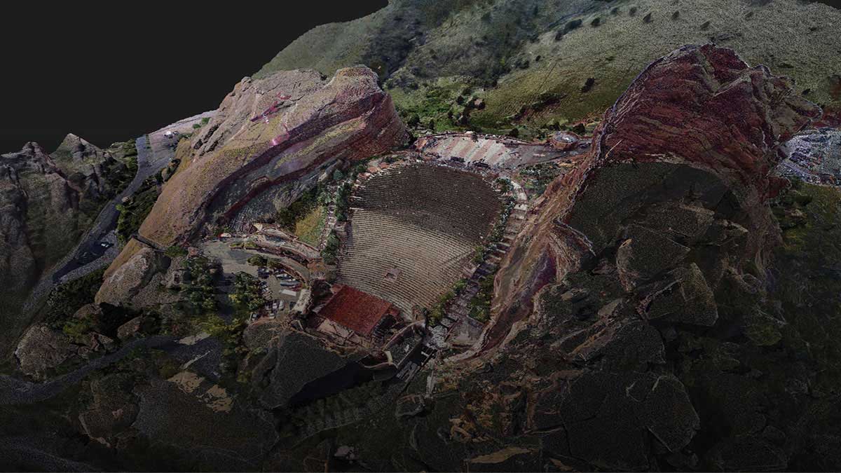 無人機拍攝到坐落在美國科羅拉多州丹佛市外的紅石露天劇場（Red Rocks Amphitheater），把那些影像組合成這個知名室外表演場地的3D照片。