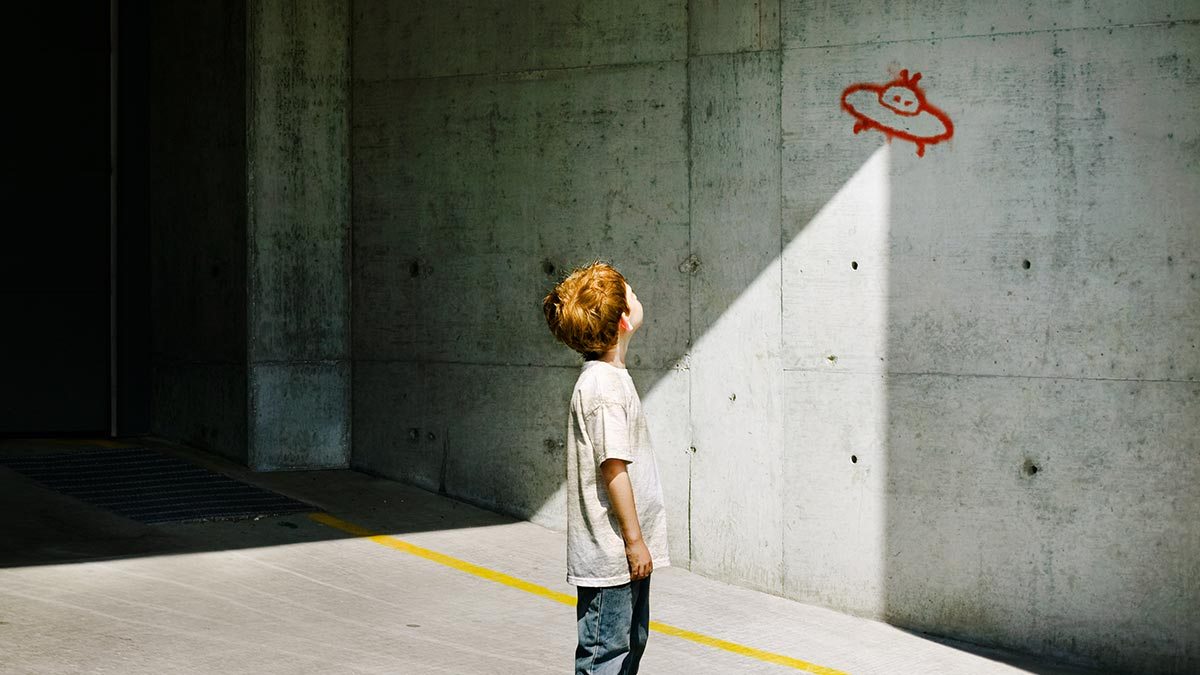 說得多不如說得巧：前導廣告如何善用品牌、代言人創造消費者好奇