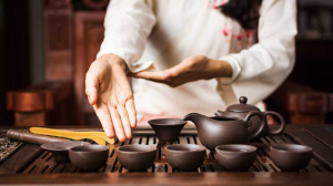 該堅守茶園還是自創品牌？頂級茶的龐大商機挑戰