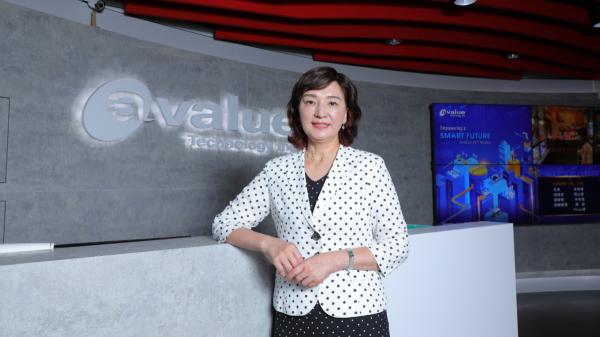 打球磨練鋼鐵意志，文科女逆襲創辦科技廠