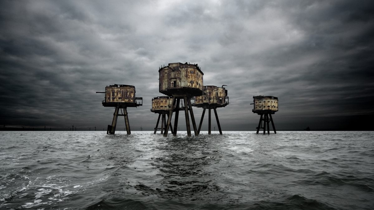 上圖：諾爾（Nore）、紅沙堡（Red Sand）、戰慄沙堡（Shivering Sand），位在泰晤士河口南端，全都已沉沒或年久失修。它們的設計不同，是為了打亂戰鬥機編隊和阻止轟炸攻擊。