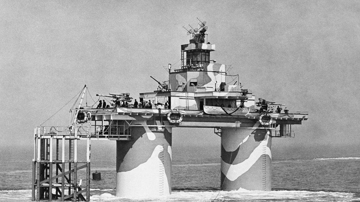 上方：HM怒濤堡壘（HM Fort Rough）是當時防禦工程的奇蹟：能被帶到海上，沉沒到指定位置，而且在三十分鐘內就能完全運作。