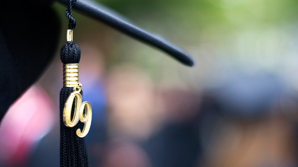 出社會遇上不景氣，學會「窮開心」？