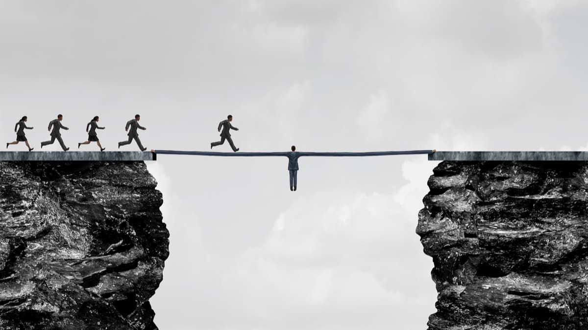 協助員工克服障礙，把分析工具運用到工作上