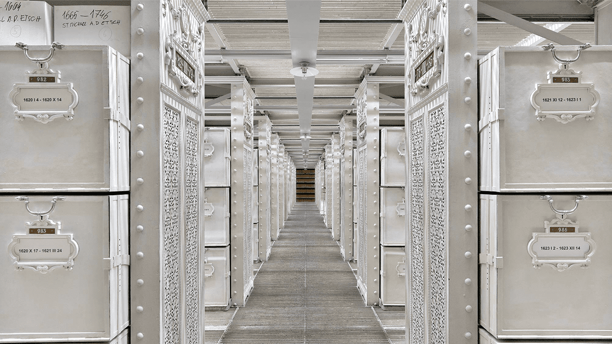 關於本文藝術作品：義大利攝影師馬西默．李斯垂（Massimo Listri）創作了金碧輝煌的大比例室內裝潢照片，拍攝場景包括圖書館、大教堂及劇院。［封面照面：維也納國家檔案館（the Archivo di Stato in Vienna）；內頁照片：羅馬的瓦利切利亞納圖書館（Biblioteca Vallicelliana）〕。