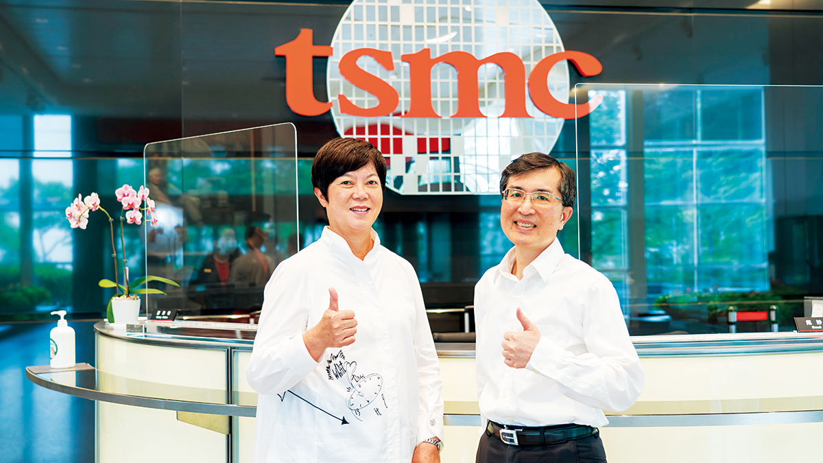 左為台積電人力資源資深副總經理何麗梅、右為台積電會計處會計服務部晶圓營運組織副處長曾勇達；鄭卉妤攝。