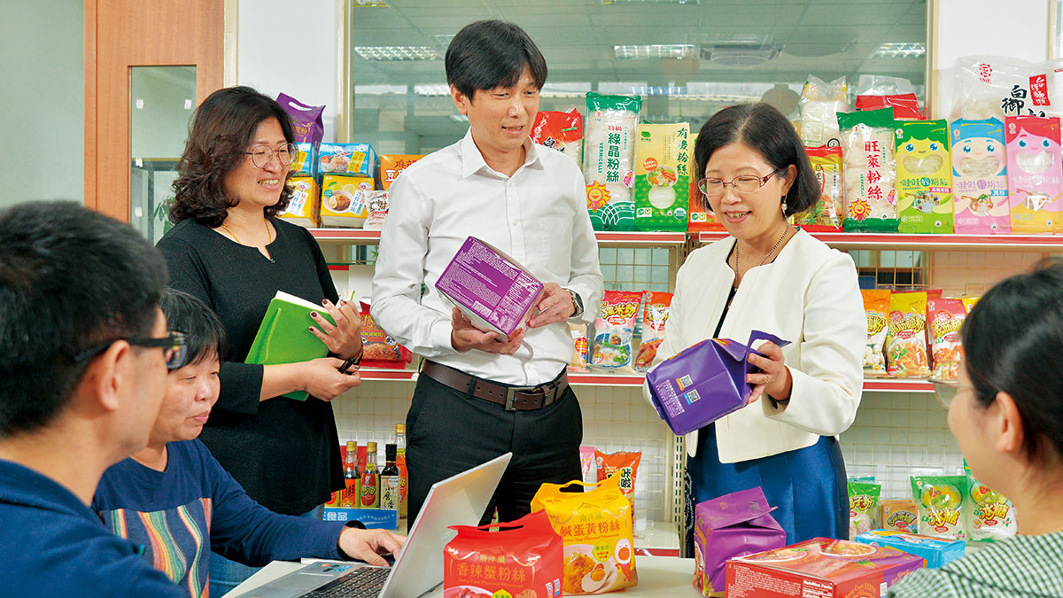 導入AVM為日正解決報價落差、提升競爭力，總經理李采慧（著白外套者）直言，日正因此賺到管理財，在大數據迅速發展的時代，找到翻轉的力量；黃鼎翔攝。