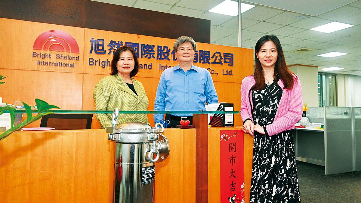 旭然國際董事長何兆全（中）指出，決定導入AVM的關鍵，在於它可以改變企業思維、精進作業流程。左為集團資深顧問吳玲美、右為子公司旭雅生活執行長何宜臻；關立衡攝。