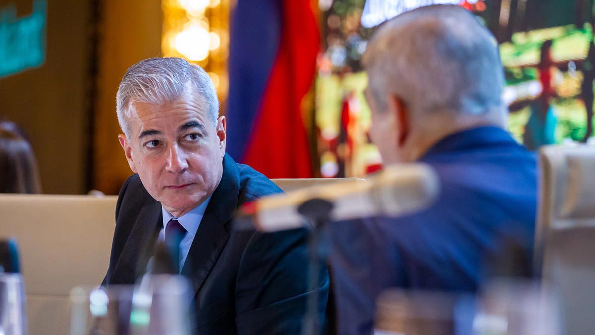 把握時機順勢轉型！「菲律賓王」阿雅拉家族的多角化發展